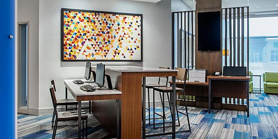 Holiday Inn Express & Suites - Brandon By Ihg Zewnętrze zdjęcie