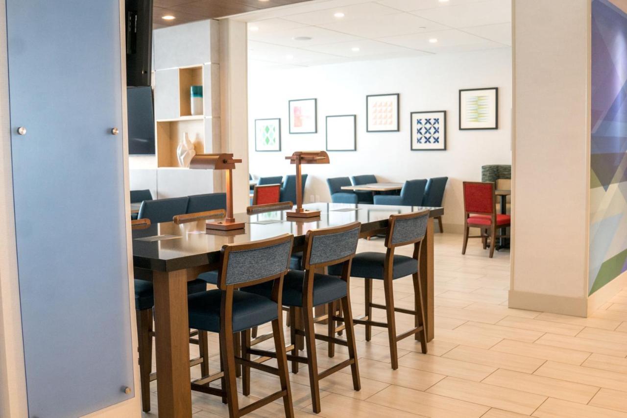 Holiday Inn Express & Suites - Brandon By Ihg Zewnętrze zdjęcie