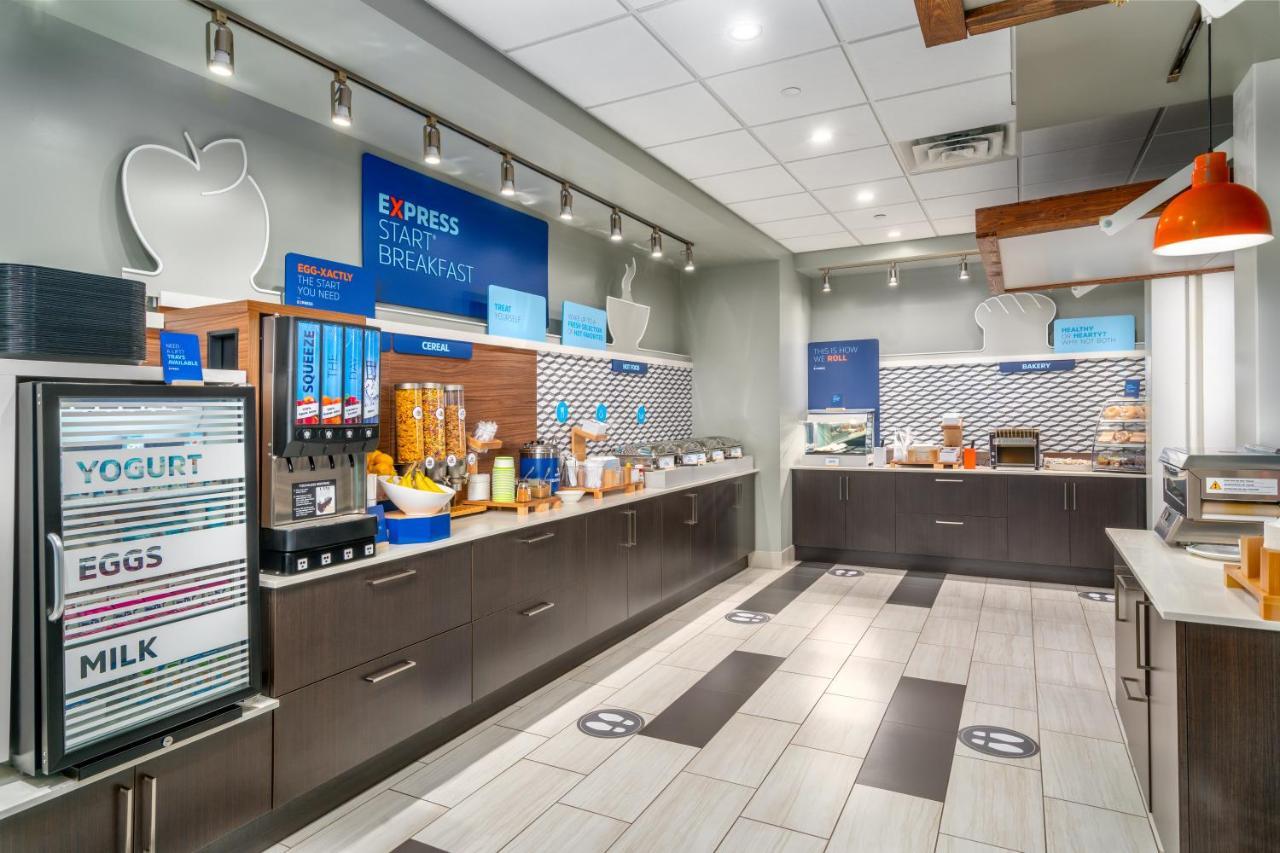 Holiday Inn Express & Suites - Brandon By Ihg Zewnętrze zdjęcie