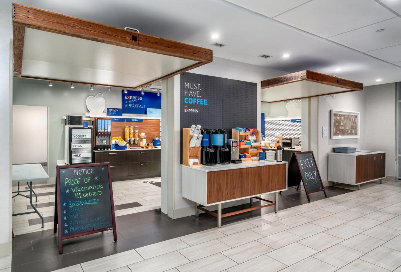 Holiday Inn Express & Suites - Brandon By Ihg Zewnętrze zdjęcie